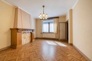 <p>We Invest Ciney Haute-Meuse biedt u dit te renoveren huis met twee gevels aan, vlakbij het centrum van Dinant. Dit huis met twee gevels ligt in de directe omgeving van het stadscentrum en alle voorzieningen en biedt een prachtig potentieel voor herinrichting. De begane grond bestaat uit een kleine hal, een woonkamer, een eetkamer, een keuken, een apart toilet en een directe toegang tot het terras en de tuin. Op de eerste verdieping vindt u twee slaapkamers van 9 m² en 13 m², evenals een badkamer. De tweede verdieping herbergt een derde slaapkamer en een zolder die extra opbergruimte biedt of de mogelijkheid biedt om deze naar eigen wens in te richten. De woning beschikt tevens over een kelder. Technische gegevens: houten en PVC-kozijnen met dubbele beglazing, centrale verwarming op stookolie, EPC-klasse D en elektrische aanpassingen moeten worden uitgevoerd. Er zijn renovatiewerkzaamheden nodig, maar dit huis biedt tal van mogelijkheden en vormt een mooie kans voor een eerste aankoop, een gezinsproject of een investering. Om u een beeld te geven van deze modernisering, laten we u hier een paar foto’s zien van het resultaat voor en na! Geïnteresseerd in dit project? Neem contact op met onze makelaar Cécile via 0470/823943 of via cecile.v@weinvest.be</p>