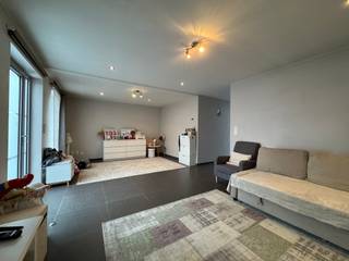 Ontdek deze gezellige woning in het hart van Izegem, ideaal voor wie op zoek is naar rust en comfort.Met twee ruime slaapkamers en een prachtige tuin...