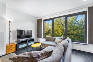 Op een strategische ligging in het centrum van Heverlee bevindt zich dit moderne duplexappartement (bouwjaar 2010), afgewerkt met oog voor comfort en functionaliteit. Het appartement strekt zich uit over de tweede en derde verdieping en verwelkomt u via een inkomhal met gastentoilet. De volledig ingerichte leefkeuken sluit naadloos aan op de lichtrijke, zonnige leefruimte, ideaal om te ontspannen of gasten te ontvangen. Op de bovenverdieping vindt u twee ruime slaapkamers en een verzorgde badkamer, uitgerust met ligbad, douche, wastafel, handdoekdroger en toilet. Daarnaast beschikt het appartement over een praktische technische ruimte/wasplaats en een ruime zolder van 10m<sup>2</sup> die extra opslagmogelijkheden biedt. Dankzij de doordachte indeling en kwalitatieve afwerking geniet u hier van een aangename woonervaring met veel licht en ruimte. De ligging vormt een absolute troef, met vlotte verbindingen naar de E40 en E314 en een uitstekende bereikbaarheid met het openbaar vervoer, evenals ruime parkeergelegenheid in de omgeving. Het appartement is momenteel verhuurd aan €963,91 per maand, wat het ook bijzonder interessant maakt als investering. Interesse? Contacteer ons via info@homies.be of 016 22 82 22 voor meer informatie of een bezoek ter plaats.
