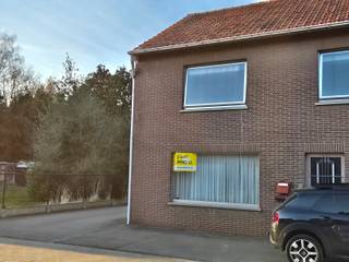 Gezellige halfopen bebouwing te huur, ideaal voor wie rustig wil wonen met voldoende buitenruimte.De woning is voorzien van 2 slaapkamers; een...