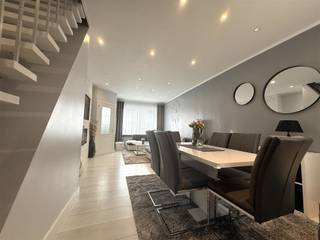 Deze instapklare woning werd van A tot Z gerenoveerd, inclusief een volledig nieuw dak, en combineert modern wooncomfort met een centrale ligging...