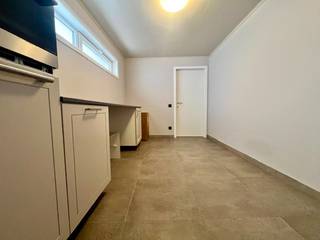 Te midden centrum Zottegem vinden we dit ruime appartement, in bijzonder goede staat van onderhoud en met een gunstige epc-score en conforme elektriciteit, alsook een conformiteitsattest voor verhuur. Het appartement omvat een privé inkomhall, bergruimte en 1 slaapkamer of bureauruimte op het gelijkvloers. Op het verdiep vinden we nog 1 grote kamer, een badkamer, een afzonderlijk toilet en een ruime lichtrijke leefplaats met open, ingerichte keuken! Verder beschikt het appartement over een private berging/fietsenstalling. Ideale woonst of opbrengsteigendom, zonder syndicuskosten! 100% instapklaar! Voor meer inlichtingen of een bezoek, contacteer Veronique 0483/676579
