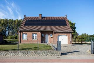 <p>TE KOOP IN GERAARDSBERGEN<br /><br />Op een gunstige ligging in de Heuvelstraat te Geraardsbergen, dé verbindingsweg richting Moerbeke, vind je deze stevige en perfect onderhouden woning. Dankzij haar uitstekende bereikbaarheid — het station van Moerbeke-Viane op slechts 15 minuten wandelen en een bushalte op nog geen 200 meter — vormt dit pand een ideale uitvalsbasis voor gezinnen.</p>
<p>Dit huis is energiezuinig en instapklaar: EPC-label B, conforme elektriciteit, 20 zonnepanelen en Thuisbatterij</p>
<p>Je geniet hier van een laag energieverbruik én een toekomstbestendige installatie. De woning is bovendien volledig instapklaar — enkel nog inrichten naar je eigen smaak.</p>
<p>Indeling van de woning</p>
<p>Gelijkvloers: Bij het binnenkomen word je meteen verwelkomd door een ruime inkomhal. Deze leidt je verder naar: een lichtrijke leefruimte met gezellige houtkachel, een functionele keuken met zicht op de tuin, een slaapkamer/bureau, een badkameren rechtstreekse toegang naar de garage.</p>
<p>Op de bovenverdieping ontdek je: drie ruime slaapkamers waarvan de master bedroom beschikt over een inloopdressing, én een praktische zolderruimte.</p>
<p>De woning is volledig onderkelderd, ideaal voor stockage, hobbyruimte of extra bergruimte.</p>
<p>Achteraan bevindt zich een grote, volledig omheinde tuin. Met een perceeloppervlakte van 22 are biedt deze buitenruimte ontzettend veel mogelijkheden.</p>
<p>Meer info? Een bezoek? Bel Jordi 0477/32.671.53</p>