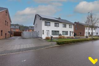 <p>Uitzonderlijk Energiezuinige Woning (Label A) met 3 Slaapkamers in het hart van Paal<br /><br />Zoekt u een woning die modern comfort, ruimte en een toplocatie combineert? <br /><br />Deze instapklare gezinswoning met EPC-label A biedt alles wat u wenst. Gelegen op wandelafstand van het centrum van Paal, de scholen en met een onmiddellijke verbinding naar de autosnelwegen (E313/E314).<br /><br />Bij het betreden van de woning wordt u verwelkomd in een nette inkomhal met gastentoilet. De ruime en gezellige leefruimte is opgedeeld in een sfeervolle zithoek, een centrale eetplaats en een extra tweede zitruimte om heerlijk te relaxen. Aansluitend vindt u de volledig geïnstalleerde open keuken met een tweede eetplaats – de ideale plek voor het ontbijt, via deze ruimte kan je de compacte kelder betreden.<br /><br />Eerste verdieping:<br />Hier bevinden zich 3 volwaardige slaapkamers met veel lichtinval en een volledig uitgeruste, comfortabele badkamer.<br />Extra ruimte beschikbaar voor eventueel in te richten als bureau of babykamer.<br /><br />De kers op de taart! De volledige zolderruimte is smaakvol omgevormd tot een multifunctionele ruimte. Of u nu op zoek bent naar een ruim bureau, een hobbykamer of een extra chill-ruimte: hier kan het allemaal.<br /><br />De woning is technisch volledig up-to-date en buiten tot in de puntjes afgewerkt: Voorzien van zonnepanelen, warmtepompen, laadpaal, buitenscreensen een uitstekend Label A, wat garant staat voor een zeer lage energiefactuur.<br /><br />Extra troef - Er kan nog genoten worden van de groenstroomcertificaten tot 09/2028.<br /><br />De buitenruimte is volledig geklinkerd voor maximaal onderhoudsgemak. Geniet het hele jaar door onder de gezellige overdekte patio.<br /><br />Berging &amp; Garage: In de tuin bevindt zich een praktische bergplaats en een ruime garage .<br /><br />De toegang naar de tuin en garage is beveiligd met een grote elektrische poort.<br /><br />Interesse in deze unieke kans?<br /><br />Een woning met deze graad van afwerking en energiezuinigheid op deze locatie is zeldzaam.<br /><br />Wees er snel bij en maak vandaag nog je afspraak op het NR. 013 66 62 08.</p>