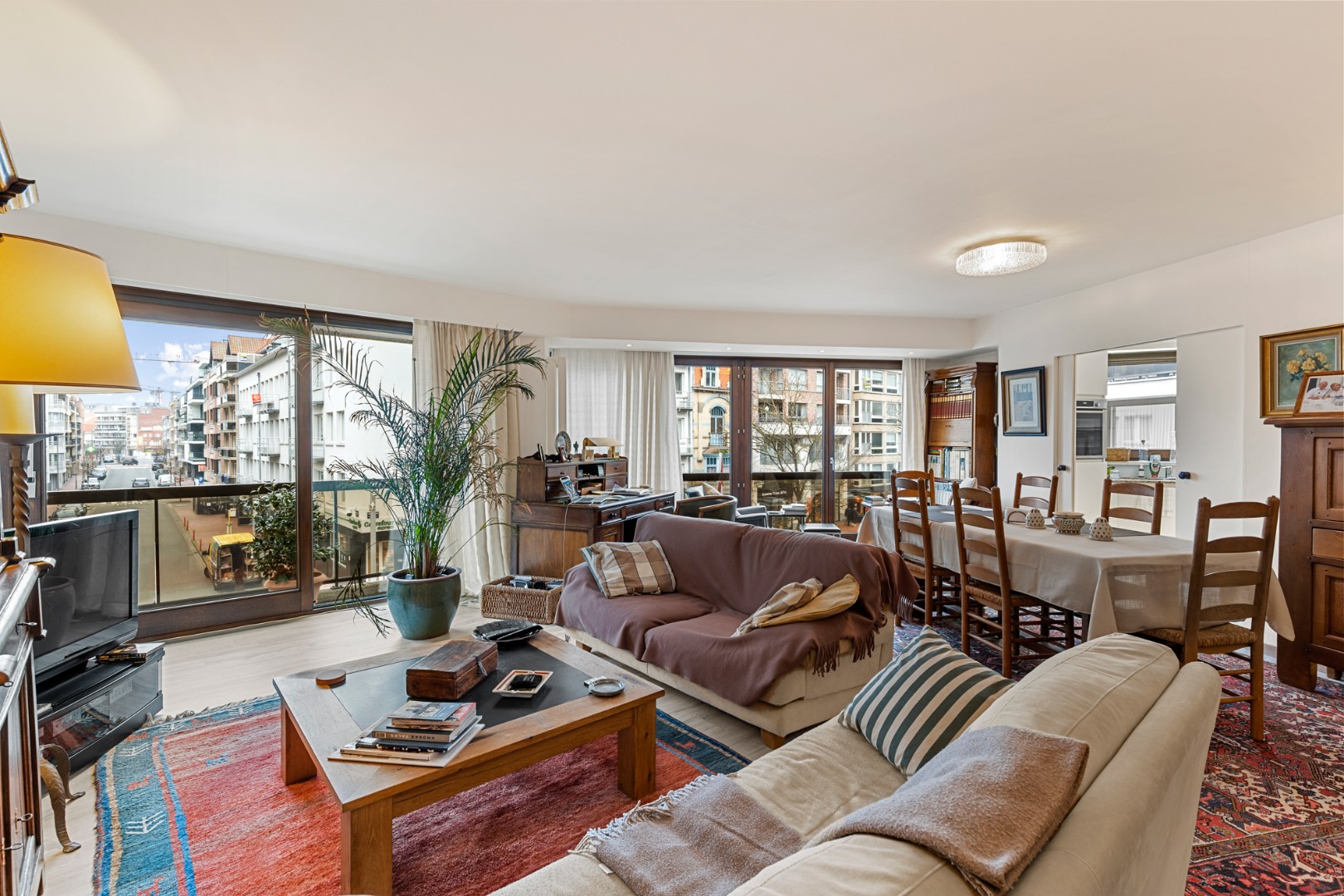 Groot hoekappartement met 3 volwaardige slaapkamers gelegen in het centrum van Knokke. - foto 4