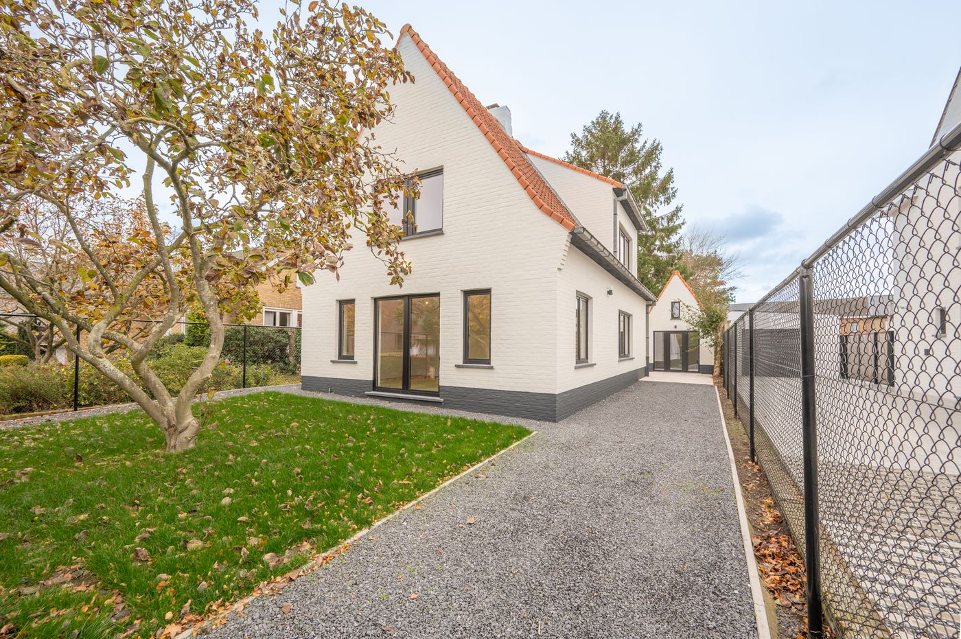 Charmante gerenoveerde open bebouwing te koop met 4 slaapkamers in het hartje van Sint-Andries - photo 1