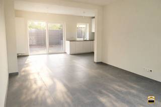 <p><span>Prachtig gerenoveerde woning op toplocatie in Diepenbeek</span></p><p><span> </span></p><p><span>Bent u op zoek naar een instapklare, energiezuinige woning op een centrale ligging? Deze <br />volledig gerenoveerde woning in Diepenbeek combineert modern wooncomfort met een <br />uitstekende bereikbaarheid dankzij de vlotte verbindingen naar de E313 en E314.<br /><br />Bij het betreden van de woning wordt u verwelkomd in een ruime en lichtrijke leefruimte <br />met een open indeling. De moderne open keuken sluit naadloos aan op de eet- en zithoek <br />en beschikt over een annex berging. Deze opstelling zorgt voor een aangename en functionele <br />woonbeleving.<br /><br />De woning telt momenteel drie ruime slaapkamers, met de mogelijkheid om een vierde <br />slaapkamer te creëren. Daarnaast is er één volledig uitgeruste badkamer aanwezig en is er <br />ruimte voorzien om een tweede badkamer te realiseren, ideaal voor grotere gezinnen of wie <br />extra comfort wenst.<br /><br />Achteraan de woning geniet u van een gezellig terras en een volledig omheinde tuin, perfect <br />voor ontspanning en privacy. Bovendien beschikt de woning over een aparte garage, wat <br />extra gemak biedt.<br /><br />Op technisch vlak scoort deze woning uitstekend:</span></p><ul><li><span>Verwarming op aardgas</span></li><li><span>Hoogrendementbeglazing in PVC</span></li><li><span>Ventilatiesysteem C+</span></li><li><span>Regenwaterput van 5.000 liter met pomp</span></li><li><span>Energiezuinig met een E-peil van E47 (overeenkomend met label A)</span></li><li><span>Elektriciteit volledig conform het AREI</span></li></ul><p><span>Deze woning is niet alleen stijlvol en comfortabel, maar ook toekomstgericht en energie-efficiënt.</span></p><p><span>Belangrijk:</span><span> Er dient een bijkomende kost van € 8.884,78 voorzien te worden voor de <br />aansluitingskosten van de nutsvoorzieningen en de opmetingskosten.<br /><br />Kortom, een ideale gezinswoning of investering op een strategische locatie. Neem vandaag nog <br />contact op voor meer informatie of een bezichtiging via 012 26 22 05 of info@hetimmohuis.be.</span></p>