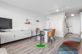 Ontdek deze gerenoveerde studio (2020) met prachtig zeezicht en terras in de stijlvolle residentie Helix op de Zeedijk in Middelkerke. Een...