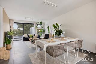 Bent u op zoek naar een <strong>recent, energiezuinig appartement</strong> dat volledig instapklaar is? Dan is dit <strong>prachtige appartement (2022)</strong> in Aalst een unieke opportuniteit. Dankzij zijn <strong>centrale ligging</strong> bevinden winkels – scholen - openbaar vervoer - horeca en alle belangrijke invalswegen zich op een steenworp afstand waardoor u geniet van optimaal wooncomfort.<br />Via de <strong>ruime inkomhal</strong> bereikt u de <strong>lichtrijke leefruimte met een volledig uitgeruste open keuken</strong>. Verder beschikt het appartement over <strong>twee slaapkamers</strong>, een <strong>moderne badkamer met inloopdouche</strong>, apart toilet, een <strong>praktische berging/wasplaats</strong> en <strong>twee terrassen</strong>. <br /><br /><strong>Absolute blikvanger is het uitzonderlijk ruime zonneterras achteraan van maar liefst 25m²</strong>, waar u in alle rust kunt ontspannen. Daarnaast beschikt het gebouw over een <strong>gemeenschappelijke fietsenberging en afvalberging</strong>. Een <strong>ondergrondse autostaanplaats is inbegrepen</strong> in deze verkoop.<br /><br />Extra troeven:<br />- Vloerverwarming aardgas<br />- EPB A25 (ben-woning)<br />- 5 zonnepanelen<br />- Conforme lift<br />- Mobiscore 9,2/10<br />-…<br />Een ideale woonst voor eigen bewoning of als interessante investering. Mis deze kans niet en plan vandaag nog uw bezoek! Bel 054 23 53 83 of mail naar info@localsvastgoed.be en komt deze opportuniteit zelf ontdekken! De vermelde prijs is een richtprijs. Na ontvangst van de biedingen behoudt de verkoper zich het recht voor om al dan niet te verkopen aan het hoogste bod. De richtprijs is dus niet bindend.