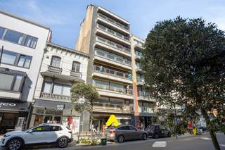 <u><em><strong>Appartement récemment rénové en exclusivité dans un emplacement de choix, à seulement 150 mètres de la plage.</strong></em></u><br /><br />Dans le cœur vibrant de De Panne, en plein centre commercial et à peine à 150 mètres de la plage, se trouve cet appartement exceptionnellement raffiné de pas moins de 130 m². Un bien où l’espace, la lumière et le confort contemporain se marient harmonieusement.<br /><br />En entrant dans l'appartement, vous êtes accueilli dans un hall d'entrée soigné avec vestiaire et un élégant toilette pour invités avec lavabo.<br /><br />Le vaste espace de vie baigne dans la lumière naturelle grâce à la profondeur impressionnante de la façade de 8,5 mètres et s'ouvre harmonieusement sur la terrasse ensoleillée. Ici, vous profitez en toute tranquillité d'un environnement de vie agréable et ouvert.<br /><br />La cuisine entièrement équipée allie fonctionnalité et finitions élégantes et constitue le prolongement parfait de l'espace de vie.<br />L'appartement dispose de trois chambres spacieuses, chacune offrant une sensation d'espace considérable. La chambre principale propose également un espace de rangement pratique, actuellement aménagé en buanderie avec connexion pour machine à laver et sèche-linge. Cet espace se prête idéalement à la création d'une salle de douche supplémentaire ou d'une salle de bain attenante.<br /><br />À l'arrière tranquille de l'immeuble se trouve une deuxième terrasse, où vous pouvez profiter pleinement du soleil de l'après-midi et du soir.<br />De plus, l'appartement dispose d'un second toilette indépendant avec lavabo et d'une salle de bain moderne, équipée d'une spacieuse douche à l'italienne et d'un lavabo élégant.<br /><br />Ce bien se distingue également par son aspect pratique, avec une cave privée et un local à vélos commun.<br /><br /><strong>Atouts :</strong>
<ul>
	<li>Excellente localisation dans le centre commercial de De Panne</li>
	<li>Rénové entièrement et de manière qualitative</li>
	<li>Espace de vie lumineux avec une façade de 8,5 mètres</li>
	<li>Trois chambres spacieuses</li>
	<li>Deux terrasses ensoleillées</li>
	<li>Possibilité de créer une deuxième salle de douche</li>
	<li>Deux toilettes séparées</li>
	<li>Cave privée et local à vélos commun</li>
	<li>Chauffage central au gaz naturel</li>
	<li>Étiquette EPC B</li>
</ul>
Une opportunité rare pour ceux qui recherchent un appartement spacieux, prêt à emménager, avec une finition de haute qualité, un emplacement exceptionnel et tout le confort à portée de main. Idéal comme résidence principale, luxueux second séjour ou investissement pérenne au bord de la mer.