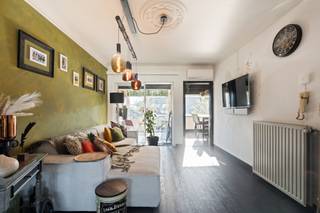 <p>Deze verzorgde en instapklare woning is rustig gelegen en biedt een ideale combinatie van comfort en functionaliteit. De lichtrijke leefruimte met open indeling sluit aan op een moderne, volledig uitgeruste keuken.</p>

<p>De woning beschikt over <strong>2 volwaardige slaapkamers</strong> en een stijlvolle badkamer. Daarnaast is er een <strong>garage met extra bergruimte</strong>, wat zorgt voor praktisch dagelijks gebruik.</p>

<p>Achteraan geniet u van een <strong>ruime, zonnige tuin</strong> met veel privacy.</p>

<p><strong>Troeven:</strong></p>

<ul><li>Instapklaar</li><li>2 slaapkamers</li><li>Garage</li><li>Ruime tuin</li><li>Centrale, rustige ligging nabij voorzieningen</li></ul>

<p>Ideaal voor starters of koppels die op zoek zijn naar een comfortabele woning zonder renovatiezorgen.</p>