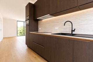 Ontdek dit stijlvol nieuwbouwappartement op de 2de verdieping van een kleinschalig appartementsgebouw (met lift). Dankzij de hoogwaardige afwerking, praktische indeling en energiezuinige technieken geniet je hier van optimaal wooncomfort.<br /><br />Bij het binnenkomen word je verwelkomd in de volledig uitgeruste open leefkeuken met aansluitende berging, de lichtrijke leefruimte met grote raampartijen en het aangenaam terras. Verder beschikt het appartement over een slaapkamer met ensuite badkamer met inloopdouche en wastafel en een apart gastentoilet.<br /><br />Daarnaast is er een gemeenschappelijke fietsenberging en afvalberging voorzien voor extra comfort. Een garage kan optioneel aangekocht worden voor € 35.000.<br /><br />De ligging is een absolute troef: het appartement bevindt zich in het centrum Kallo, op slechts enkele minuten van de haven en met een vlotte verbinding naar de E34. Hierdoor geniet je van een uitstekende bereikbaarheid, zowel richting Antwerpen als Gent.<br /><br />Met een verwacht E-peil van ongeveer E30 is dit appartement uitgerust met de nieuwste energiezuinige technieken. Zo geniet je van een laag energieverbruik, een hoog wooncomfort en aantrekkelijke fiscale voordelen. Bovendien bestaat, mits voldaan aan de wettelijke voorwaarden, de mogelijkheid om aan te kopen aan het verlaagde btw-tarief van 6%.<br /><br />Wij leiden je graag rond.