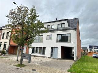 <p><span>Dans un quartier calme et agréable de Duffel-West, nous proposons à la location un studio confortable, idéal pour ceux qui recherchent une solution de logement temporaire ou pratique. </span></p><p><span>Le studio est compact mais fonctionnel et dispose d'une salle de bain moderne avec douche à l'italienne et de toilettes séparées, offrant un confort et une intimité supplémentaires. </span></p><p><span>Sa situation dans un quartier calme offre la tranquillité nécessaire, tandis que les commerces et les transports en commun sont facilement accessibles. </span></p><p><span>Le studio est disponible immédiatement.</span></p><p><span>Contactez-nous pour plus d'informations ou pour une visite au 015 200 999 ou info@vastgoedplus.be</span></p>