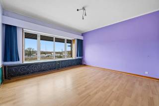 Bel-étagewoning op topligging in het centrum van Tienen, recht tegenover het station en de bushaltes. Dankzij deze centrale ligging geniet u van een uitstekende bereikbaarheid en alle voorzieningen op wandelafstand. De woning biedt veel ruimte en potentieel. Op het gelijkvloers bevindt zich de inkomhal met vaste trap naar de ruime kelder. Op de eerste verdieping vinden we een apart toilet, een ruime keuken met aansluitend terras en een lichtrijke leef- en eetruimte. Op de tweede verdieping zijn er twee ruime slaapkamers en via een trapluik bereikt u de zolder met uitbreidingsmogelijkheden. Ideaal voor wie op zoek is naar een renovatieproject met tal van mogelijkheden op een centrale locatie. Er is ook een mogelijkheid tot het huren van een parkeerplaats en/of garagebox.