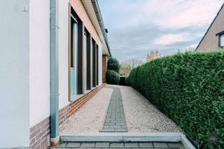 Voor meer info of een gratis waardebepaling van je eigendom: 016 199 340 of jordi.broes@homixx.be.<br />Volledige tekst van het zoekertje: www.homixx.be<br /><br />Ben je op zoek naar een centraal gelegen woning met rust, ruimte en renovatiepotentieel?<br />Deze charmante, rustig gelegen gelijkvloerse woning in Wilsele, op slechts enkele minuten van het centrum van Leuven, biedt het allemaal.<br /><br />Deze woning liggend in een residentiële woonwijk zonder doorgaand verkeer werd steeds met zorg onderhouden en verkeert in een goede staat.<br />Dankzij de volledig gelijkvloerse indeling is ze bijzonder praktisch en comfortabel.<br />De inkomhal geeft toegang tot een lichtrijke leefruimte, een aparte keuken, een badkamer met ligbad en dubbele lavabo, en twee ruime slaapkamers.<br /><br />Ondergronds is er een extra verdieping &amp; kelderruimte van maar liefst 125 m² met inpandige garage en elektrische poort die dienst kunnen doen als opslag, hobbyruimte, atelier.<br />De fraai aangelegde tuin vormt een extra troef en biedt een oase van rust.<br /><br />De woning ligt vlakbij verschillende winkels, het openbaar vervoer alsook vele invalswegen.<br /><br />Op technisch vlak is er ruimte voor vernieuwing.<br />Het EPC attest vermeldt een score van 773 kWh/m² per jaar, wat wijst op renovatiepotentieel op het vlak van isolatie en verwarming.<br />De elektrische installatie is niet conform.<br />De woning is verwarmd op aardgas.<br /><br />Met een bewoonbare oppervlakte van ongeveer 137 m², een gigantische kelder (extra verdieping) en een leuk ingerichte tuin is dit een ideale woning voor wie op zoek is naar een goed gelegen gezinswoning met ruimte om naar eigen smaak te vernieuwen.