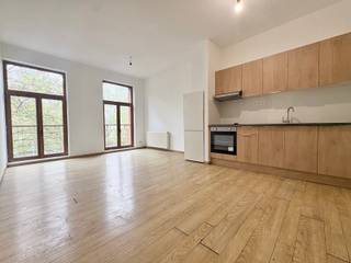 Ideaal gelegen, dicht bij de Hallepoort bieden wij dit mooie appartement van 74 m² met een groot terras aan. Het biedt: een inkomhal, een...