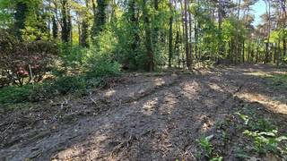 Rustig en residentieel gelegen bouwgrond van 31a29ca met private toegangsweg.Gelegen vlakbij golf-en meerdomein, dichtbij school en openbaar...