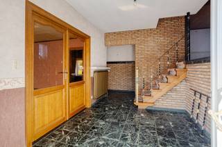 Op een kindvriendelijke locatie te Hulshout, treffen we deze vrijstaande split-level woning met 3 slaapkamers op een prachtig perceel van 1050 m².<br /><br />Deze uitstekend gelegen eengezinswoning bevindt zich in een residentiële buurt net buiten het centrum van Hulshout met winkels, scholen en openbaar vervoer binnen handbereik.<br /><br />De ruime inkomhal geeft toegang tot de gezellige, lichtrijke leefruimte met eetplaats en aparte zithoek. Aansluitend treffen we de ruime leefkeuken met ontbijtruimte en met zicht op de prachtige tuin. De badkamer is uitgerust met ligbad en enkele lavabo. Via de nachthal betreden we 3 ruime slaapkamers waarvan één uitgerust met inbouwkast.<br /><br />De vaste trap in de inkomhal geeft ons toegang tot de zéér ruime, inpandige garage met automatische poort en aansluitend geriefelijke berging met voorziening wasmachine en droogkast alsook douche. De achterdeur geeft ons toegang tot de ruime, rustgevende tuin. Verder geniet de woning nog een ruime, vrijstaande garage met aansluitende tuinbergingen. Rust en groen bieden de perfecte combinatie voor dit unieke geheel. Tal van fiets en wandelroutes zorgen voor de nodige ontspanning.<br /><br />Door de verschillende niveaus in de woning, geniet elke kamer een ruimtelijk gevoel en tevens toch de nodige privacy!<br /><br />Troeven: automatische rolluiken, bergzolder, volledig onderkelderd.<br /><br />Kom de mogelijkheden van deze veelzijdige woning snel ontdekken tijdens een plaatsbezoek.