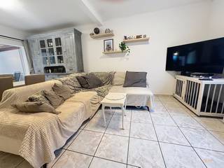 Instapklare woning met inkomhal, berging, lichtrijke woonkamer met veranda, zuidgerichte tuin met achteringang. Aansluitend vind je de keuken...