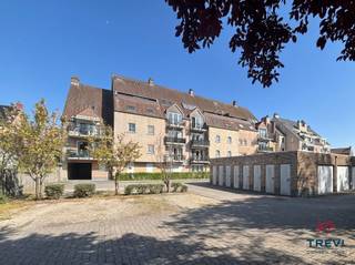 <p><span>Bel appartement 2 chambres situé au rez-de-chaussée d'une jolie résidence au centre ville à proximité de toutes les facilités accessibles à pied. L'appartement se compose d'un hall d'entrée avec vestiaire vers le beau séjour de 35 m² et sa cuisine toute équipée ouverte. Belle terrasse arrière au calme équipée d'une tente solaire. Hall de nuit vers les deux chambres. Belle salle de bain carrelée composée d'une cabine de douche, d'une baignoire, d'un meuble évier et d'un coin buanderie. Toilette séparée. PEB D. Double vitrage et Volets. Accumulateurs électriques. Vidéophone. Emplacement de parking en option. Infos et visites au 02.355.50.55. </span></p><p><span> </span></p>