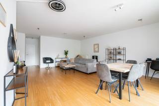 <p>Op wandelafstand van het centrum van Sint-Niklaas vind je dit modern afgewerkt appartement, ideaal gelegen nabij winkels, scholen en openbaar vervoer. Het appartement combineert een ruime indeling met een hoogwaardige afwerking en beschikt bovendien over een ondergrondse garage met autolift (verplicht bij aan te kopen voor €30.000) én een extra privatieve berging (verplicht bij aan te kopen voor €20.000) bovenaan het gebouw.</p>

<p>- 2deV:<strong> </strong>Via de lift bereik je de inkomhal (8m²) voorzien van een apart toilet en ingemaakte kasten. Vanuit de inkomhal kom je in de ruime open keuken(16m²)  met kookeiland, uitgerust met een combi-oven, inductiekookplaat, vaatwasser en tal van ingemaakte kasten. Aansluitend vind je de royale living (46m²) die dankzij de grote raampartijen veel lichtinval geniet en toegang geeft tot het eerste terras (12m²). Naast de living is er een aparte berging, ideaal voor extra opbergruimte.</p>

<p>De nachthal (3m²) geeft toegang tot de slaapkamers: een master bedroom(17m²) met eigen terras (8m²), en een tweede slaapkamer (8m²). De badkamer (9m²) is uitgerust met een ligbad, een inloopdouche, dubbele wastafel en aansluitingen voor was- en droogmachine.<br /><br />Dit appartement is perfect voor wie op zoek is naar ruimte, kwaliteit en comfort in hartje Sint-Niklaas.</p>