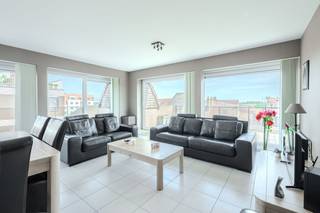 Zonnig en uniek hoekappartement met 2 slaapkamers en grote terrassen te koop in Middelkerke, Koninginnelaan 58. Dit ruim appartement ligt op de vierde verdieping van de recente residentie "Hermitage" (2009). Door de toplocatie verblijft u vlak bij winkels, horeca, openbaar vervoer en de Zeedijk. Ook is er een optie tot het kopen van een garagebox in de residentie!<br /><br />Indeling:<br />- inkomhall voorzien van vestiairekasten<br />- lichtrijke leefruimte (35m²) <br />- open keuken voorzien van kookeiland, vitro-keramische kookplaat, vaatwasmachine, microgolf, koelkast met vriesvak en heel wat opbergruimte<br />- berging <br />- terras (17 m²) met ochtendzon<br />- terras (20m²) met ochtend - en middagzon<br />- apart toilet met handwaslavabo<br />- badkamer met bad en dubbel lavabomeubel<br />- slaapkamer 1 (11m²) met ingemaakte kasten<br />- slaapkamer 2 (11m²) met ingemaakte kasten<br />- berging met aansluiting wasmachine<br /><br />Troeven:<br />- Ruime en zonnige terrassen <br />- Lichtrijk hoekappartement<br />- Recent gebouw (2009)<br />- Instapklaar en zeer mooi onderhouden appartement<br />- Ideaal appartement als vast of tweede verblijf!<br />- Mogelijkheid tot aankopen van een garagebox in het gebouw<br />- Gemeenschappelijke fietsenberging in het gebouw<br /><br />Bent u op zoek naar een instapklaar hoekappartement met 2 slaapkamers en ruime terrassen? Aarzel niet en leg vandaag nog uw bezoek vast!<br /><br />Bestuursmaatregelen in het maatregelenregister: nee