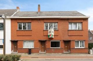 <p>/ Zoek je een woning waar je meteen het gevoel hebt dat alles binnen handbereik ligt? In de Boerenkrijgstraat woon je rustig, maar toch op wandelafstand van winkels, scholen en het centrum van Mechelen.</p><p></p><p>Op het <strong>gelijkvloers</strong>, kom je binnen in een ruime leefruimte die naadloos overgaat in de eetkamer, een plek waar het dagelijkse leven zich vanzelf afspeelt. Aansluitend vind je de aparte keuken, praktisch ingericht en met zicht op het achterliggende terras en tuin. Achteraan op het gelijkvloers bevindt zich de badkamer met douche en lavabo, aangevuld met een apart toilet. Vanuit de keuken stap je zo naar het terras en de tuin, een aangename buitenplek waar je in alle rust kan genieten van een koffiemoment of een lange zomeravond.</p><p>Op de <strong>eerste verdieping</strong> liggen twee comfortabele slaapkamers, elk met hun eigen karakter en mogelijkheden. <br />De <strong>zolderverdieping </strong>biedt nog extra potentieel en kan perfect worden ingericht als derde slaapkamer, hobbyruimte of rustige thuiswerkplek..</p><p>Lí</p><p>Met zijn centrale ligging, praktische indeling en uitbreidingsmogelijkheden is dit een woning waar je stap voor stap jouw eigen thuis van kan maken. <br />Kom eens kijken en plan je bezoek in via de website!</p>