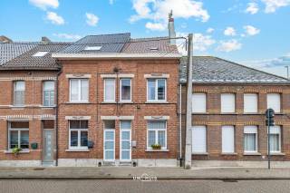 BEZOEKMOMENT VRIJDAG 30/10 - 16:00U-18:30u <br /><br />Op zoek naar een starterswoning op een centrale locatie in Dendermonde? Deze woning bevindt zich op korte afstand van tal van voorzieningen. Zo ligt een apotheek op slechts 280 meter, een supermarkt op 600 meter en het treinstation van Dendermonde op ongeveer 950 meter. Ook het Atheneum bevindt zich op amper 1,2 kilometer.<br /><br />Bij het betreden van de woning komt u binnen via de aparte inkomhal, die toegang biedt tot de leefruimte. De woning beschikt over PVC-ramen met dubbele beglazing.<br /><br />Op de eerste verdieping bevinden zich twee slaapkamers, bereikbaar via de ruime traphal. Via de vaste trap bereikt u de tweede verdieping, waar zich een derde slaapkamer en een bijkomende ruimte bevinden die nog verder afgewerkt dient te worden. Deze biedt de mogelijkheid om een volwaardige vierde slaapkamer te creëren, ideaal voor een groter gezin, een hobbyruimte of een thuiskantoor.<br /><br />Een absolute troef is de prachtig onderhouden tuin, waar u in alle rust kunt genieten van het buitenleven.<br /><br />Kortom, een interessante starterswoning met een aangename tuin, een praktische indeling en de mogelijkheid tot vier slaapkamers, op een gunstige locatie nabij het centrum van Dendermonde.<br /><br />Wenst u deze woning te bezoeken? Schrijf u dan in voor het bezoekmoment via onze website, of bel ons tijdens de kantooruren op 052 46 38 03.