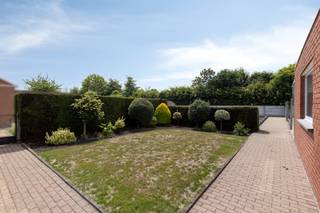 strong&gt;Rustig gelegen halfopen woning met 3 slaapkamers en ruime tuin te koop in Sint-Eloois-VijveOntdek deze charmante halfopen bebouwing. De...