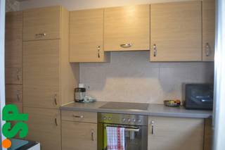 Nabij het centrum gelegen ruim appartement met staanplaats. Appartement bestaat uit inkomhall met vestiaire, apart toilet, leefruimte, ingerichte recente keuken, nieuwe badkamer met inloopdouche, cv ruimte, berging, 2 slaapkamers, terras, staanplaats in de ondergrondse garage. <br />In het appartement werd recent een keuken geplaatst, nieuwe ramen, nieuwe badkamer en toilet. Het gebouw beschikt over een lift. <br />EPC: 144 kWh/m². UC: 2321852. <br />Voor bijkomende inlichtingen of een bezoek ter plaatse kan u ons contacteren op het nummer 014/51.95.00.
