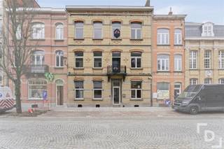 In de Rijselstraat & Merghelynckstraat te Ieper vinden we op deze toplocatie residentie 'Melrose Place'.Deze residentie ligt op slechts 300 meter van de grote markt waardoor alle horeca, winkels en andere faciliteiten op wandelafstand liggen.Het project bestaat uit: 6 appartementen, 1 studio, 1 duplex-appartement,5 lofts, 6 garageboxen met bergruimte en 10 autostaanplaatsen.Dankzij de bestaande constructies geniet dit project van een verkoop onder registratierechten (met uitzondering van het duplex-appartement) in plaats van het BTW-stelsel.Rijselstraat 45 (volledig afgewerkt en prijzen inclusief een private kelderberging): - Appartement 0001 (GLV): oppervlakte 92,76m² - tuin en terras 58m² - 2 slaapkamers - Prijs: €385.000 - Appartement 0002 (GLV): oppervlakte 108,07m² - tuin en terras 15m² - 1 slaapkamer - Prijs: €340.000 - Appartement 0101 (eerste verdieping): oppervlakte 92m² - terras 21m² - 2 slaapkamers - Prijs: €325.000 - Appartement 0102 (eerste verdieping): oppervlakte 92m² - tuin en terras 35m² - 1 slaapkamer - Prijs: €295.000 - Appartement 0201 (tweede verdieping): VERKOCHT - Appartement 0301 (derde verdieping): oppervlakte 105,31m² - terras 15m² - 2 slaapkamers - Prijs: €380.000 - Studio: oppervlakte 51,58m² - tuin en terras 16,89m² - 1 slaapkamer - Prijs: €220.000Merghelynck 18 (In opbouw): - Duplex-appartement 0101 (eerste & tweede verdieping): oppervlakte 151,11m² - terras 22,58m² - 2 slaapkamers - Prijs: €475.000 - Loft (eerste verdieping): oppervlakte 244,27m² - terras 22,34m² - 1 slaapkamer - Prijs: €415.000 - Loft 0201 (tweede verdieping): oppervlakte 91,02m² - terras 7m² - 2 slaapkamers - Prijs: €290.000 - Loft 0202 (tweede verdieping): oppervlakte 114,28m² - terras 21,58m² - 2 slaapkamers - Prijs: €390.000 - Loft 0203 (tweede verdieping): oppervlakte 116,08m² - terras 29,59m² - 2 slaapkamers - Prijs: €380.000 - Loft 0204 (tweede verdieping): oppervlakte 132,11m² - terras 27,08m² - 2 slaapkamers - Prijs: €425.000Prijs garage met aansluitende berging: €66.000Prijs autostaanplaats: €44.000Extra's:* E-Peil: E60* CV op gas met vloerverwarming* Gemeenschappelijke fietsenstalling + vuilnisberging aanwezig* Toplocatie in centrum Ieper* Zonnepanelen bij bepaalde appartementen