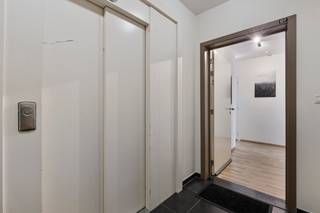 <p>Dit appartement beschikt over een lichtrijke woonkamer met open, volledig geïnstalleerde keuken. De leefruimte biedt voldoende plaats voor een gezellige zithoek en een eetplaats. Dankzij de open indeling sluiten de woonkamer en keuken mooi op elkaar aan.</p><p>Het appartement telt twee slaapkamers en twee badkamers. De eerste badkamer is uitgerust met een ligbad en twee lavabo’s. De tweede badkamer beschikt over een douche.</p><p>Ook aan opbergruimte is gedacht. Naast een afzonderlijke berging beschikt het appartement over een privatieve kelder, ideaal voor het opbergen van extra spullen.</p><p>Verder beschikt het appartement over twee terrassen, waar je in alle rust kunt genieten van de buitenlucht en even kunt ontspannen.</p><p>Een parkeerplaats wordt optioneel te koop aangeboden voor € 21.000.</p><p>Op energetisch vlak beschikt het appartement over een EPC-label B.</p><p>Interesse in dit appartement? Neem gerust contact op voor meer informatie of om een bezoek in te plannen.</p>