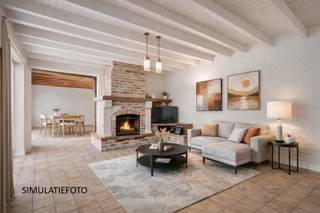 MAISON A VENDRE à GERAARDSBERGEN<br /><br />Pour une visite appelez Saimen : 0470/79.24.20 ou envoyez un email à saimen@cornelis-partners.be<br />Située dans un cul-de-sac tranquille, cette charmante maison offre une oasis de paix et d'intimité - idéale pour les familles ou ceux qui recherchent une maison rurale.<br /><br />Disposition :<br />La propriété est aménagée au rez-de-chaussée et comprend un hall d'entrée accueillant, une cuisine pratique (mise à jour en 2020), une salle à manger et un espace de vie. Il y a également trois chambres à coucher de taille normale et une salle de bains - parfaitement aménagées pour une vie confortable.<br />Un escalier fixe permet d'accéder au grenier spacieux, où vous avez la possibilité de créer des chambres supplémentaires ou une salle de loisirs - idéal pour ceux qui ont besoin de plus d'espace ou d'un aménagement flexible de l'étage.<br /><br />Atouts supplémentaires :<br /><br />Spacieux débarras/garage - utile pour les vélos, le matériel de jardinage ou un espace de stockage supplémentaire<br />Panneaux solaires combinés à une batterie domestique <br />Double vitrage dans un cadre en bois <br />Situation rurale - entourée de verdure et de nature<br />Rue en cul-de-sac - vie sûre et tranquille, pas de trafic de transit<br />Cette maison allie tranquillité, espace et emplacement unique. Une maison idéale pour ceux qui aiment le plein air sans faire de compromis sur le confort.<br /><br />Intéressé(e) ?<br />N'hésitez pas à prendre rendez-vous pour une visite et découvrez par vous-même le potentiel et le charme de cette propriété !