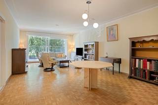 <p><span>WILRIJK : Ruim 3-slaapkamerappartement van 135m² met 2 badkamers op centrale locatie</span></p><p><span> </span></p><p><span>Op de eerste verdieping van een verzorgd gebouw aan het Rucaplein bevindt zich dit ruime en goed onderhouden appartement met drie volwaardige slaapkamers, twee badkamers en een praktische indeling. </span></p><p><span>Dankzij de royale leefruimtes en het aangename wooncomfort is dit een ideale thuis voor gezinnen of voor wie graag wat extra ruimte heeft.</span></p><p><span>Via de inkomhal bereik je de verschillende vertrekken van het appartement. De ruime en lichtrijke leefruimte biedt voldoende plaats voor zowel een gezellige zithoek als een volwaardige eetruimte. </span></p><p><span>Aansluitend bevindt zich de praktisch ingerichte keuken met voldoende werk- en opbergruimte. en toegang tot terras met een mooi groen zicht.</span></p><p><span>Het appartement beschikt over maar drie volwaardige slaapkamers. Hierdoor zijn er tal van mogelijkheden voor de inrichting van kinder-, logeer- of bureauruimte. </span></p><p><span>De aanwezigheid van twee badkamers vormt bovendien een belangrijke troef en zorgt voor extra comfort en privacy in het dagelijkse leven.</span></p><p><span>Het appartement is gelegen op de eerste verdieping en is daardoor ook eenvoudig bereikbaar via de trap. Daarnaast beschikt het gebouw over een conciërge en videofonie, wat bijdraagt aan het dagelijkse comfort.</span></p><p><span> </span></p><p><span>Kosten: </span></p><p><span>€295/maand: provisie water, verwarming, blokpolis, onderhoud, lift, en tuinonderhoud.</span></p><p><span>€22/maand voor het reservefonds.</span></p><p><span> </span></p><p><span>Bijzonderheden:</span></p><ul><li><span>Gunstig EPC-label B</span></li><li><span>Drie volwaardige slaapkamers</span></li><li><span>Twee badkamers</span></li><li><span>Veiligheidsdeur</span></li><li><span>Videofonie</span></li><li><span>Conciërge in het gebouw</span></li><li><span>Elektrische zonnetent</span></li><li><span>Goed onderhouden appartement</span></li><li><span>Bezoekers parking voor de deur </span></li><li><span>Parking en kelder inbegrepen in de vraagprijs</span></li></ul><p><span> </span></p><p><span>Ook de ligging is een absolute troef. Het Rucaplein bevindt zich op een centrale en goed bereikbare locatie, met winkels, scholen, openbaar vervoer en tal van dagelijkse voorzieningen in de nabije omgeving. Ook verschillende parken en groene zones bevinden zich op korte afstand, ideaal voor een wandeling of ontspanning in het groen. Dankzij de goede verbindingen bereik je bovendien vlot Antwerpen en de omliggende gemeenten.</span></p><p><span>Een ruim en comfortabel appartement met drie slaapkamers, twee badkamers, parking en kelder op een bijzonder praktische locatie!</span></p>