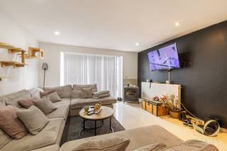 <p>Située à Courcelles, cette magnifique maison entièrement rénovée allie modernité, confort et espace. Au rez-de-chaussée, vous découvrirez un vaste salon lumineux, une grande salle à manger, une cuisine entièrement équipée, ainsi qu’une buanderie et un espace de rangement avec accès direct au jardin. Le premier étage offre quatre grandes chambres, un dressing et une salle de bain avec douche, WC et jacuzzi. Le deuxième étage se compose d’un grenier entièrement aménagé avec deux chambres supplémentaires et une salle de bain, idéal pour accueillir famille ou invités. Vous serez séduits par son agencement, ses volumes généreux et son jardin idéal pour profiter des beaux jours. Une visite s’impose !</p>