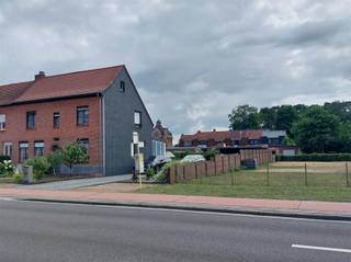 Gezellige woning op en met grond van 13 are 93 centiare. De grond rechts van de woning hoort bij de verkoop. Zie foto's.Indeling: inkom, living,...