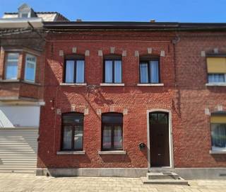 <p><span>Belle grande maison bourgeoise profitant de beaux volumes et d'un agréable jardin. La maison se compose d'un hall d'entrée carrelé vers le beau grand séjour joliment carrelé de 42 m² et la grande cuisine de 25 m² très contemporaine avec son plan de travail en pierre naturelle vers le jardin. Toilette séparée et buanderie. Remise. À l'entresol, vaste salle de bain isolée de 12 m² avec toilette meuble double vasques douche italienne baignoire et radiateur porte serviettes. 2 grandes chambres de 19 m² et une 3e chambre de 10 m². À l'étage supérieur, vaste espace à aménager de 40 m². Caves. Double vitrage bois. PEB D. Adoucisseur d'eau. Cc gaz. Citerne d'eau de pluie. Faire offre à partir de 395.000€. Infos et visites au 02/355.50.55. </span></p>