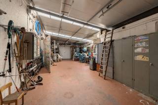 Open bebouwing in het centrum van Beerzel met 3 slpk + bureau, tuin en een magazijn van +/- 177<span>m² op een perceel van 965m². <br /></span><br />Indeling GLV: inkomhal; gastentoilet; gezellige en lichtrijke woonkamer; geïnstalleerde keuken; trap naar een droge kelder; aanpalende berging. <br /><br />1V: nachthal; bureau (kinderkamer); 3 slaapkamers; betegelde badkamer bevat toilet, lavabo en bad.<br /><br />Naastliggende oprit tot aan magazijn van +/- 177<span>m² met automatische poort, hoog plafond, wasplaats en douche; overdekt terras aan de woning met zonneluifel; gezellige tuin met grasperk achteraan. <br /><br />Algemeen: <br />- Plat dak +/- 10 jaar geleden vernieuwd <br />- Alarm + videofonie <br />- Regenwatervoorziening van 5.000 liter <br />- Renovatieverplichting <br /><br />Bekijk zeker de 360° rondgang via onze website (+ mogelijkheid tot opmeten en ontmeubelen).<br />Alle attesten zijn beschikbaar onderaan op onze website. <br />Voor meer info of een bezoek: 0472 22 22 44 of thanee@solittvastgoed.be.<br /></span>