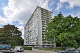 Une place de parking est à vendre dans le parking souterrain situé au 9-11, avenue Roest d'Alkemade.   * Pas de poteaux gênants * Stationnement...
