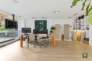 <p><span>Immeuble commercial avec une excellente visibilité sur la Fruithoflaan - idéal pour les entrepreneurs et les investisseurs</span></p><p><span>Sur l'un des axes les plus commerciaux de Berchem, la populaire Fruithoflaan, nous trouvons cet immeuble commercial stratégiquement situé avec une visibilité exceptionnelle. Grâce à la large vitrine et au passage permanent, ce rez-de-chaussée est l'endroit idéal pour ceux qui veulent faire des affaires dans un quartier dynamique. Magasin, bureau, espace de pratique, salle d'exposition  Les possibilités sont vastes et flexibles.</span></p><p><span> </span></p><p><span>Aménagement</span></p><p><span>Les locaux commerciaux se composent d'un rez-de-chaussée commercial spacieux, très lumineux et parfaitement agencé pour la vente et les services. A côté se trouvent un bureau séparé et un grand garage (25.000 €), ce qui est non seulement pratique mais aussi un atout précieux dans ce quartier.</span></p><p><span> </span></p><p><span>Les avantages en un coup d'œil</span></p><p><span>- Emplacement de choix sur la Fruithoflaan</span></p><p><span>- Grande vitrine &amp; excellente visibilité</span></p><p><span>- Possibilités d'aménagement flexibles</span></p><p><span>- Espace de bureau séparé</span></p><p><span>- Possibilité de garage spacieux</span></p><p><span>- Convient pour un magasin, un bureau ou un cabinet</span></p><p><span>- Fort potentiel de rendement pour les investisseurs</span></p><p><span>- Disponible immédiatement</span></p><p><span>- 66 m² (cfr. EPC)</span></p><p><span> </span></p><p><span>Une opportunité d'acquérir un rez-de-chaussée commercial dans un emplacement de premier choix à Berchem - idéal pour les personnes en activité ou à la recherche d'un investissement immobilier sûr.</span></p>