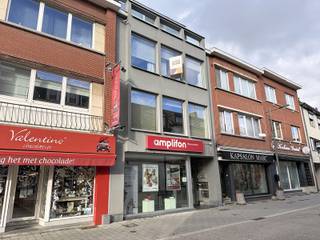 <p><strong>Bekijk het 360° virtuele bezoek op www.living-stone.be en plan er je afpraak.<br /></strong><br />Duplexappartement in klein gebouw. <br />2e + 3e verdieping zonder personenlift, wel een goederenlift. <br /><br />Eigentijds en aangenaam wonen in een duplexappartement met veel lichtinval en 2 terrassen in het centrum van Dilbeek. <br />Gelegen dichtbij scholen, winkels, park, Westrand en openbaar vervoer. <br /><br />Op de tweede verdieping bestaat deze duplex uit een inkomhal met open bureauruimte, douchekamer (met wastafel), apart toilet, bergruimte met aansluiting voor wasmachine en 2 slaapkamers waarvan 1 met dressing en terras (naar het westen). <br /><br />De leefruimte met volledig geïnstalleerde keuken (vaatwas, koelkast, oven, microgolf, dampkap, spoeltafel en stoomoven) en terras (naar het oosten) bevinden zich op de 3e verdieping van deze aangename duplex. <br /><br />Het appartement is uitgerust met kwalitatieve materialen (eik- en bamboeparket) en apparaturen (merk: Miele).<br />Er zijn eveneens verlichtingsarmaturen, gordijnen en vliegenramen voorzien.<br /><br />De ruime kelder en de gemeenschappelijke fietsenstalling zijn een extra troef!<br /><br />EPB: 111 kWh/m (Klasse B)</p>