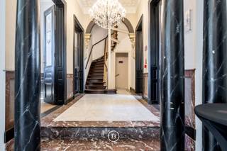 Located in the historic centre of Geraardsbergen, this impressive neoclassical mansion offers a usable floor area of 851 m² spread across five levels.<br /><br />The property underwent a thorough renovation in 2005, carefully preserving and restoring valuable neo-gothic features such as original stained glass windows and murals depicting scenes from the city’s rich history.<br /><br />Today, the building is arranged as an elegant hotel, featuring eleven well-appointed rooms, each with its own en-suite bathroom.<br /><br />The basement level accommodates a cosy breakfast area with terrace access, a fully equipped kitchen with adjoining pantry, a wine cellar, sanitary facilities, and additional storage space.<br /><br />On the ground floor, guests are welcomed by a stately entrance hall, reception area, atmospheric bar, and several lounges (with the potential to operate as a restaurant).<br /><br />The first floor houses three rooms, including a spacious suite, each complete with private sanitary facilities.<br /><br />On both the second and third floors, there are four comfortable rooms per floor, each also equipped with their own bathroom.<br /><br />At the rear of the property, you'll find an inviting terrace, a courtyard providing parking space for seven vehicles, and a convenient outbuilding.<br /><br />Thanks to its prime location in the city centre, this property effortlessly combines commercial potential with tourist appeal, making it a unique opportunity for those seeking a turnkey business or a distinguished building offering numerous possibilities for alternative uses.