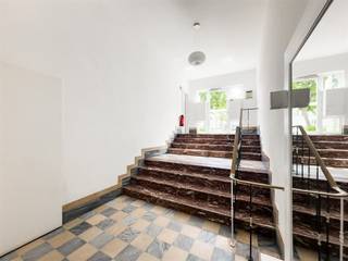 <p><span>2 slaapkamer appartement met terras in de gegeerde Tentoonstellingswijk van Antwerpen</span></p><p><span> </span></p><p><span>OMGEVING</span></p><p><span>Dit instapklaar appartement is gelegen op de 3de verdieping van een verzorgd gebouw in de populaire Tentoonstellingswijk. Dankzij de ligging in een zijstraat van de Jan Van Rijswijcklaan geniet je van rust en een aangenaam groen uitzicht op het park aan de overzijde.</span></p><p><span> </span></p><p><span>De locatie biedt een uitstekende bereikbaardheid met winkels, openbaar verver en belangrijke invalswegen richting centrum Antwerpen en Brussel in de onmiddellijke nabijheid.</span></p><p><span> </span></p><p><span>INDELING</span></p><p><span>Via de inkomhal kom je binnen in de lichtrijke leefruimte, waar de eet- en zithoek naadloos in elkaar overgaan. De open keuken met keukeneiland vormt de ideale plek om gezellig te aperitieven.</span></p><p><span> </span></p><p><span>Verder omvat het appartement een moderne badkamer met douche en enkel lavabomeubel, evenals een apart gastentoilet.</span></p><p><span> </span></p><p><span>Achteraan het appartement liggen 2 volwaardige slaapkamers waaronder een ruime hoofdslaapkamer en een tweede slaapkamer die perfect kan dienen als bureau, dressing of logeerkamer en toegang geeft tot het zonnige terras. </span></p><p><span> </span></p><p><span>Er is bovendien een privatieve kelderberging en gemeenschappelijke fietsenberging aanwezig wat zorgt voor extra opslagruimte.</span></p><p><span> </span></p><p><span>De gemeenschappelijke kosten bedragen €204 (incl. blokpolis, syndicus, lift, onderhoud gemeenschappelijke delen, verwarming, water) </span></p><p><span> </span></p><p><span>BIJZONDERHEDEN</span></p><p><span>- Instapklaar appartement</span></p><p><span>- Gunstige ligging</span></p><p><span>- 2 volwaardige slaapkamers</span></p>