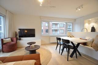 Volledig gerenoveerd hoekappartement gelegen op enkele stappen van de zee en de Lippenslaan.Indeling: inkom met vestiaire en toilet. Berging met...