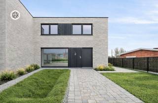 <span>Zeer goedgelegen, kwalitatieve moderne nieuwbouw gelegen in de Moorstraat te Sint-Eloois-Vijve.</span><br /><br /><span>Goedgelegen MODERNE kwalitatieve nieuwbouw, voorzien van de laatste technieken.</span><br /><span>INDELING: inkom, apart toilet, gezellige lichtrijke leefruimte met open geïnstalleerde keuken, berging en wasplaats, eventuele carport, en op het verdiep 3 slaapkamers en badkamer.</span><br /><br /><span>Voorzien van ZONNEPANELEN, vloerverwarming warmtepomp.</span><br /><br /><span>Info: emiel@immobeguin.be</span>