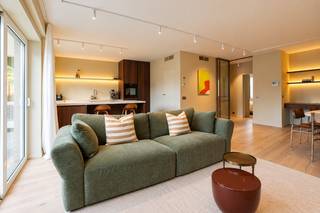 <strong>Voor meer informatie of een bezoek bel Annabel: 0474 17 27 13</strong><br /><br />Dit prachtig afgewerkte appartement combineert een warme, hedendaagse inrichting met hoogwaardige materialen en een uitzonderlijke ligging in het stadscentrum. Gelegen in een rustige straat, geniet u hier van een aangename woonomgeving terwijl het bruisende stadsleven zich op wandelafstand bevindt.<br /><br /><strong>Indeling</strong><br />Via de stijlvolle inkomhal met vestiaire en gastentoilet komt u terecht in de lichtrijke leefruimte, waar een warme en uitnodigende sfeer meteen opvalt. De gezellige zithoek en ruime eetplaats vloeien harmonieus in elkaar over. De parketvloer en de verfijnde afwerking geven de leefruimte een stijlvolle uitstraling, waarbij elk detail bijdraagt aan het luxueuze karakter van het appartement.<br /><br />De open keuken sluit naadloos aan op de leefruimte en is een echte blikvanger. Ze werd uitgevoerd in warme houttinten en beschikt over kwalitatieve, geïntegreerde toestellen. Het ruime kookeiland met zitgelegenheid maakt de keuken niet alleen praktisch, maar zorgt ook voor een gezellige plek waar u graag tijd doorbrengt.<br /><br />Vanuit de leefruimte heeft u rechtstreeks toegang tot het zuidgerichte terras, waar u volop kan genieten van de zon. De ideale plek om heerlijk te ontspannen of op een zonnige dag gezellig te barbecueën met vrienden en familie.<br /><br />Het appartement beschikt over twee ruime slaapkamers, beide voorzien van maatkasten die perfect aansluiten bij het interieur. Ook de twee badkamers zijn met oog voor detail afgewerkt en hebben een moderne, elegante uitstraling. De verlichte spiegels zorgen voor een verfijnde afwerking en dragen bij aan het stijlvolle karakter van de ruimtes.<br /><br />Daarnaast beschikt het appartement over een geïntegreerde bureauruimte, waar het zorgvuldig uitgewerkte maatwerk en de subtiele verlichting zorgen voor een aangename plek om in alle rust thuis te werken.<br /><br /><strong>Ligging en omgeving</strong><br />De ligging is zonder twijfel een van de grootste troeven van dit appartement. Verscholen in een rustige straat, midden in het historische centrum van Gent, geniet u hier van een uitzonderlijke combinatie van rust en stadsleven. Zodra u de deur uitstapt, ontdekt u alles wat deze bruisende stad te bieden heeft.<br /><br />Gezellige koffiebarretjes, verfijnde restaurants, lokale boetieks en tal van winkels bevinden zich op wandelafstand. Ook de Korenmarkt, de Kouter en de sfeervolle winkelstraten liggen vlakbij. Of u nu houdt van een uitgebreid ontbijt in de stad, een namiddag shoppen of een avondje uit, hier ligt alles binnen handbereik.<br /><br /><strong>Bereikbaarheid</strong><br />Dankzij de centrale ligging verplaatst u zich moeiteloos te voet of met de fiets doorheen Gent. Ook het openbaar vervoer is vlot bereikbaar, met verschillende tram- en busverbindingen in de nabije omgeving. <br /><br />Voor wie graag over een eigen parkeerplaats beschikt, bestaat bovendien de mogelijkheid om een autostaanplaats aan te kopen voor € 50.000. Een bijzonder praktische troef op deze centrale locatie.<br /><br />Dit appartement is de ideale thuisbasis voor wie op zoek is naar een verfijnde woonervaring op een van de meest gegeerde locaties van Gent. Hier geniet u van het beste van twee werelden: de rust van een aangename woonstraat en de levendigheid van de stad vlakbij.<br /><br />Energiezuinig: EPC 89 kWh/(m2jaar), energielabel A<br />Bruto bruikbare vloeroppervlakte volgens EPC verslag 11m2<br />Stedenbouwkundige inlichtingen: woongebied met cultureel, historische en/of esthetische waarde, voorkooprecht, vergunningen, geen verkavelingsverguning, geen rechterlijke herstelmaatregel of bestuurlijke maatregel opgelegd. <br />Het perceel te Gent, afdeling 15, sectie F met perceelnummer 1003/00W002 bevindt zich niet in een risicozone voor overstromingen. <br /><br /><strong>Benieuwd naar dit bijzondere appartement? Contacteer Annabel via telefoon: 0474 17 27 13 of via mail: annabel@ocvastgoed.be</strong>