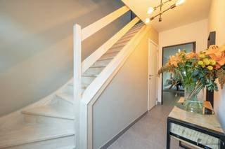 <p><span>Welkom in deze prachtige woning van 2018 met karakter en stijl die u meteen in het hart sluit.</span></p><p><span> </span></p><p><span>Met een bruikbare oppervlakte van 223 m² en een grondoppervlak van 221 m² biedt deze woning volop ruimte voor al uw dromen. Het huis beschikt over vier royale slaapkamers, waarvan 1 is ingericht als dressing, twee moderne badkamers en een praktische garage.</span></p><p><span> </span></p><p><span>De architectuur van deze woning combineert landelijke materialen met moderne duurzaamheid. Het dak is voorzien van zonnepanelen, wat niet alleen goed voor het milieu is, maar ook uw energierekening aanzienlijk kan verlagen. Het stijlvolle ontwerp geeft de gevel een verzorgde, gebalanceerde uitstraling.</span></p><p><span> </span></p><p><span>Binnenin ontvangt u gasten in een lichte entree met een elegante trap die naar de bovenverdiepingen leidt. De open woonkeuken is een echte hart van het huis. Grote ramen zorgen voor een voortdurende verbinding met de omgeving en laten veel natuurlijk licht naar binnen.</span></p><p><span> </span></p><p><span>De woonkamer in open verbinding met het eetgedeelte nodigt uit tot gezellige samenzijn. Van hieruit hebt u rechtstreeks toegang tot de tuin en het terras.</span></p><p><span> </span></p><p><span>De slaapkamers zijn voldoende ruim en licht, terwijl de badkamers voorzien zijn van alle comfort en modern sanitair. </span></p><p><span> </span></p><p><span>Praktisch gezien biedt deze woning een royale garage met veel opslagruimte, en vooraan is er een private parkeerplaats op de oprit.</span></p><p><span> </span></p><p><span>Deze woning in Hamme is niet slechts een plek om te wonen, maar een plek om werkelijk thuis te voelen en herinneringen te creëren. Een unieke kans voor wie op zoek is naar kwaliteit, comfort en duurzaamheid in één pakket.</span></p>