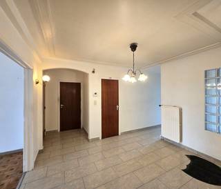 Bent u op zoek naar een gelijkvloers appartement met veel ruimte dat u volledig naar eigen smaak kunt opfrissen? Dit is uw kans! Met...