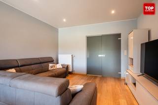 In een rustige, autoluwe straat nabij het centrum van Evergem wacht deze recente, instapklare woning met drie slaapkamers, vaste trap naar...