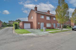 <p>Bent u op zoek naar een instapklare gezinswoning waar u zich meteen thuis voelt? Dan is deze verzorgde woning, rustig gelegen in een aangename woonwijk, absoluut een bezoek waard.<br /><br /></p>
<p>Via de inkomhal betreedt u de woning. Deze is voorzien van een praktische vestiaireruimte en een gastentoilet met handenwasser. Op het gelijkvloers bevindt zich een ruime en gezellige doorzonleefruimte die mooi aansluit op de keuken. Zowel vanuit de leefruimte als de keuken geniet u dankzij de grote raampartijen van veel natuurlijke lichtinval en een aangenaam zicht op de tuin.<br /><br /></p>
<p>Via de keuken heeft u rechtstreeks toegang tot de praktische garage met automatische sectionaalpoort en veel lichtinval. Aansluitend bevinden zich een technische berging, waar de recente cv-ketel (2024) is ondergebracht, en een handige provisieruimte, ideaal voor extra voorraad.<br /><br /></p>
<p>Op de eerste verdieping bevinden zich drie volwaardige slaapkamers en een badkamer, uitgerust met een bad/douche combinatie, een enkel lavabomeubel en een toilet.<br /><br /></p>
<p>De ruime zolderverdieping is bereikbaar via een uittrektrap en werd reeds geïsoleerd. Deze biedt heel wat extra opbergruimte.<br /><br /></p>
<p>Ook buiten is het heerlijk vertoeven. De fraai aangelegde tuin geniet van een zonnige zuidwestelijke oriëntatie en is eveneens bereikbaar via een praktische zij-ingang met poortje. De ruime tuinberging biedt volop plaats voor tuinmateriaal en kan bovendien perfect dienstdoen als handige werk- of hobbyruimte.<br /><br /></p>
<p>Graag laten we u deze aangename gezinswoning persoonlijk ontdekken. Neem gerust contact met ons op voor bijkomende informatie of een bezoek via verkoop@homevast.be of 03 344 77 44.</p>